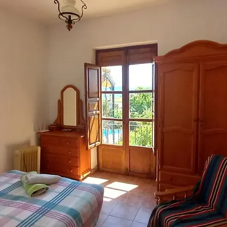 Casa Tia Maria, Acequias